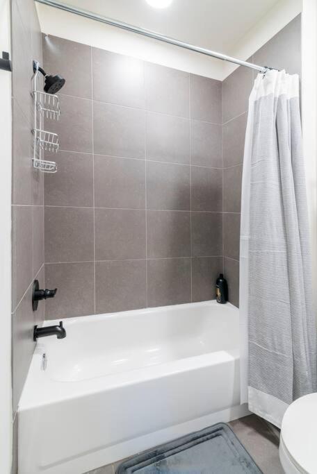 שרלוט Charming Cozy Apartment With Wi-Fi & Free Parking מראה חיצוני תמונה